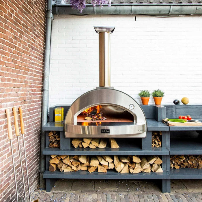 Classico 4 pizza oven built into an outdoor entertaining area